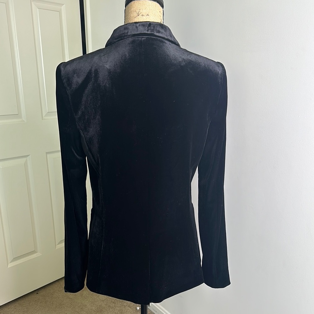 Elegant Black Velvet Blazer - Picture 3 of 3